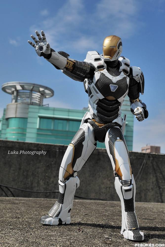 hot toys starboost
