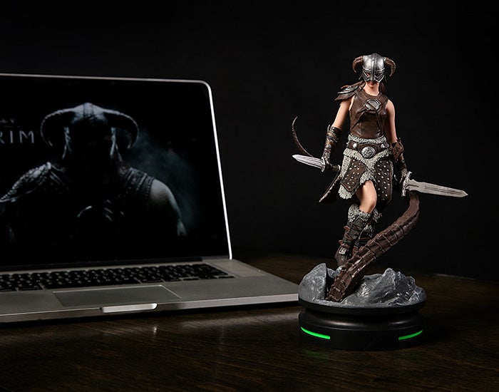 kops_skyrim_female_dragonborn_statue_ondesk