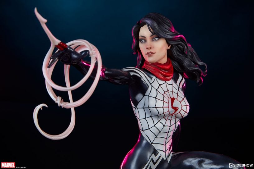 marvel-silk-statue-sideshow-200502-03