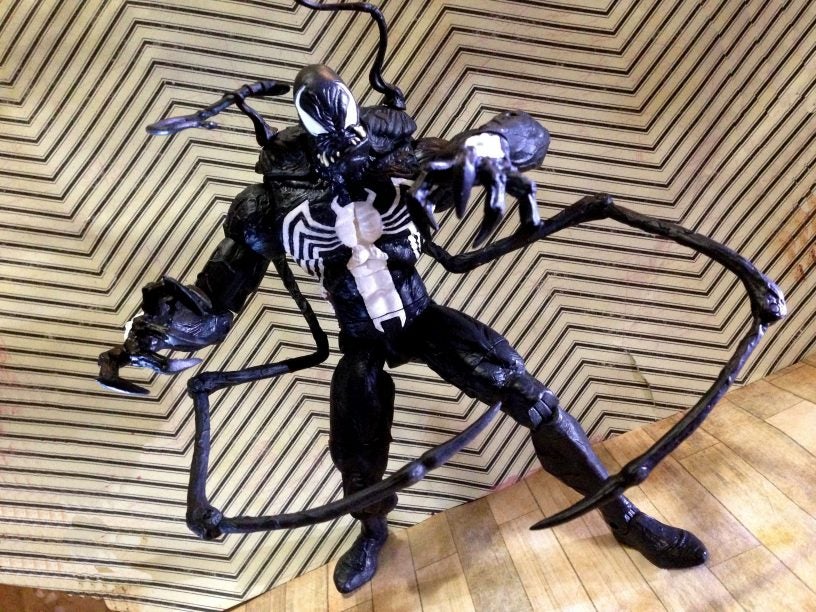 Diamond Select Toys Marvel Select Venom Action Figure