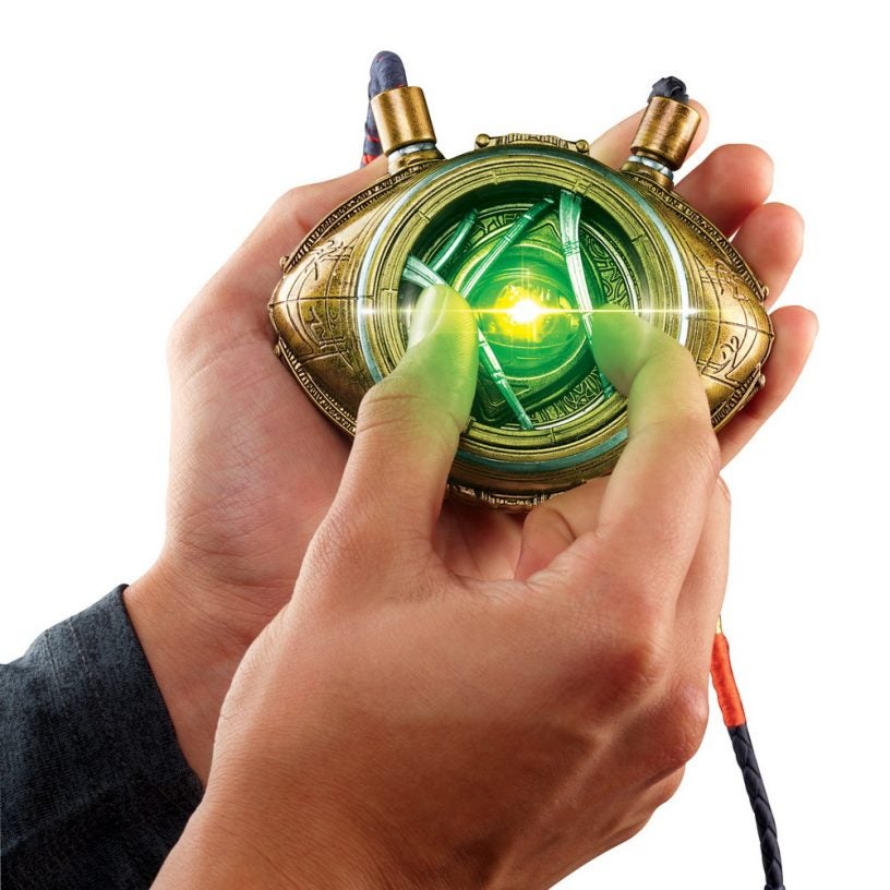 MARVEL LEGENDS SERIES DOCTOR STRANGE EYE OF AGAMOTTO - lifestyle (3)