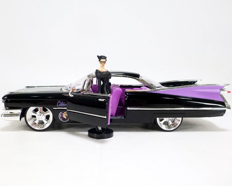 1959 Cadillac Spielzeugauto aus Die-cast Kofferraum & Motorhaube zum Öffnen inkl Türen Auto schwarz Maßstab 1:24 Jada Toys DC Comics Bombshells Catwoman Catwoman Figur