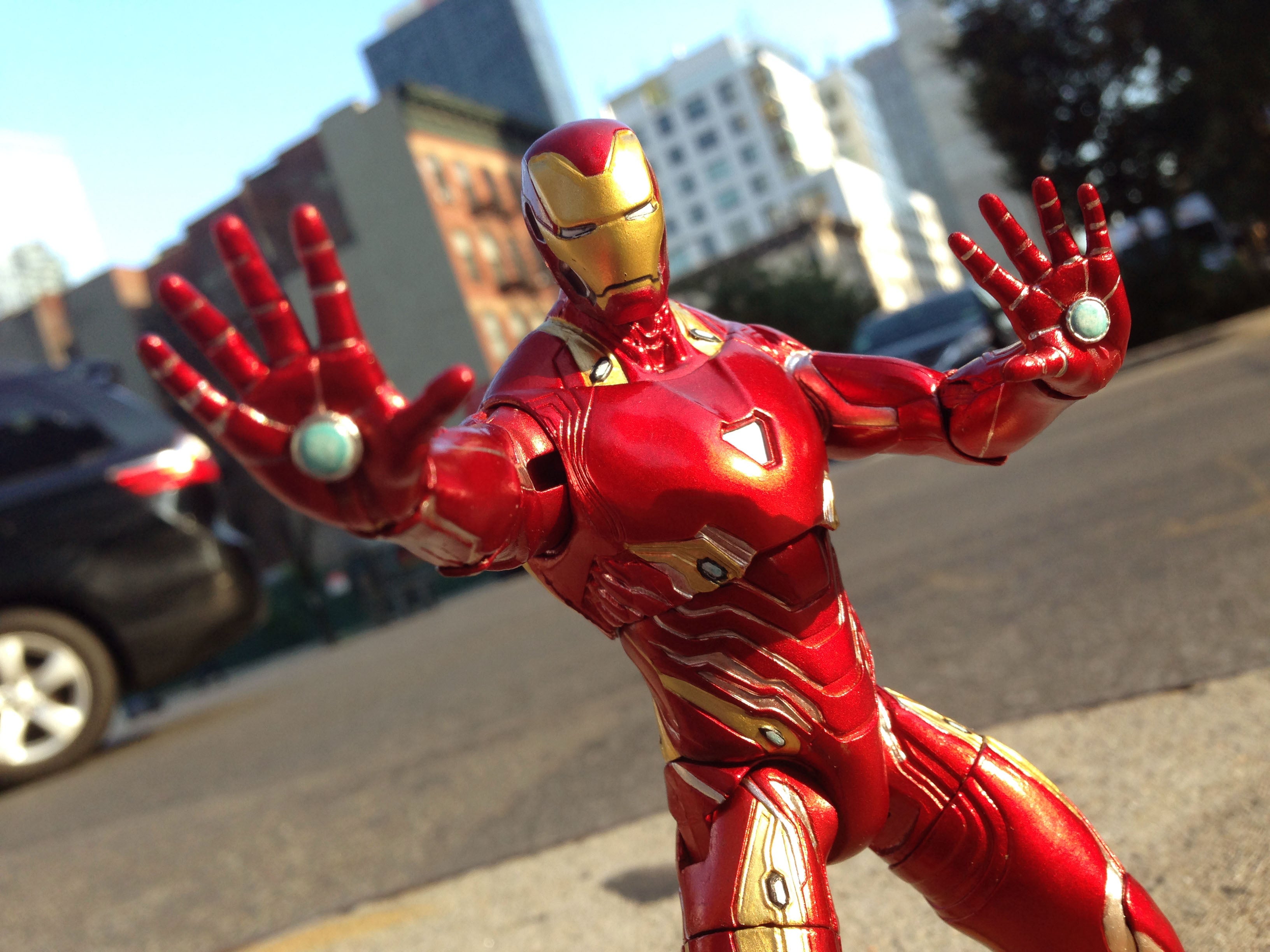 Exclusive Marvel Select Iron Man Figure Brings Infinity